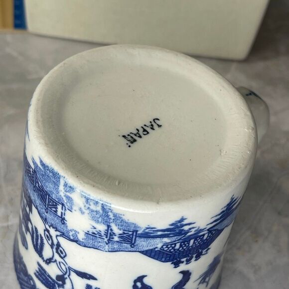 VTG Blue Willow country theme pattern coffee mug. - Picture 7 of 8